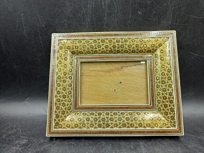 Dřevěný zdobený rám, vněj. 21,6x17,1, vnit. 13,2x9,1 cm (17927)