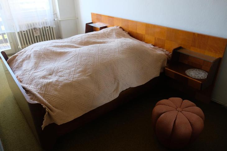 Retro manželská postel z masivu s dvěma nočními stolky, brusel - Starožitnosti