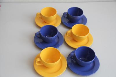 P03. sada 6 kusů keramický šálků s podšálky žluté a modré