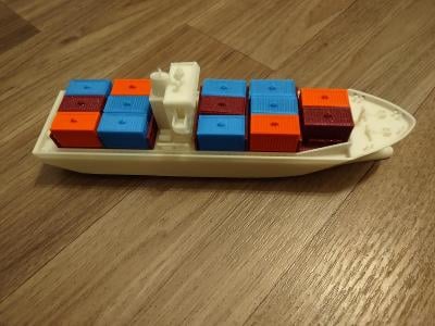 Plovoucí model obří kontejnerové lodi - Emma Maersk