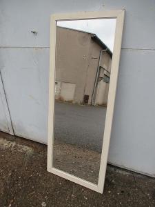 Nabízím starožitné zrcadlo v dřevěném rámu. 