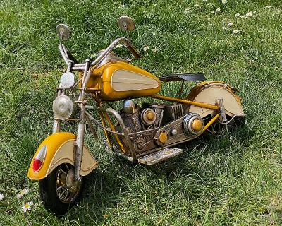 Plechový model - žltý motocykel Harley-Davidson