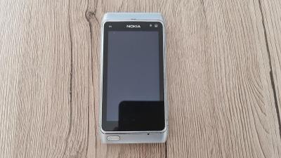 Nokia N8, určena na náhradní díly.