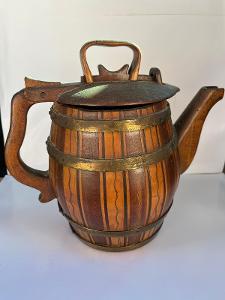 Starý dřevěný džbán - konvice asi na pivo - čaj - pivovar - dekorace