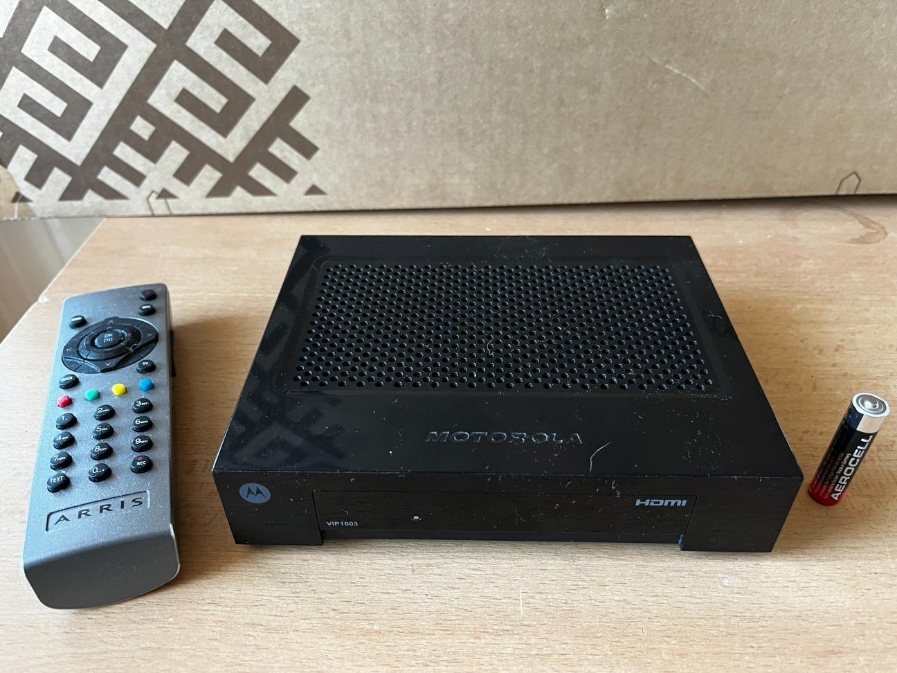 IPTV STB Motorola VIP1003, funkčný vrátane ovládača (Arris) a napájača - TV, audio, video