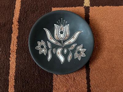 keramický talíř zdobený černý