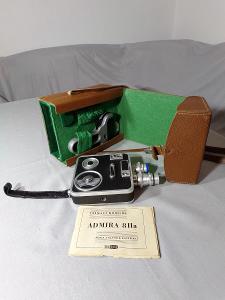 Historická mechanická kamera na 8mm film.