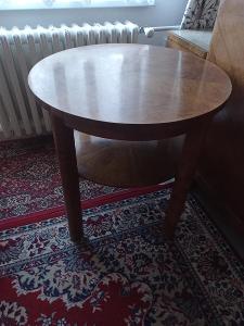 kulatý stolek s ořechovou dýhou, první polovina minulého století