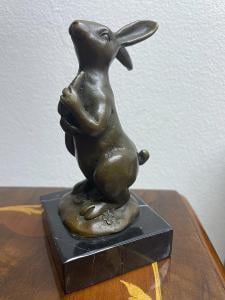 TOP-Luxusní socha - králíček  - signovaná 