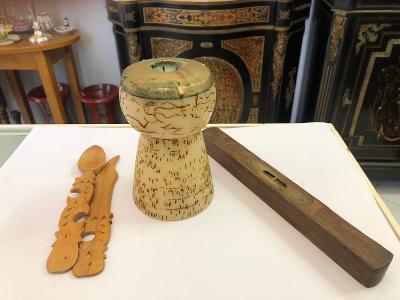Vodováha, svíčka a dřevěná vyřezávaná lžička s nožem č. 5039