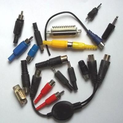 18 vždy potřebných Konektorů na opravy a rozbočovač koaxiálu (TV)(vide