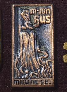 P185 Odznak Mistr Jan Hus - Milujte se ....   - 1ks