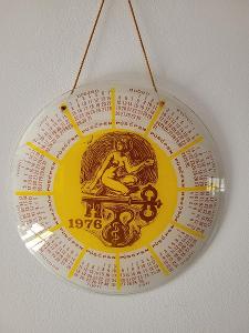 Závěsný skleněný talířový kalendář rok 1976