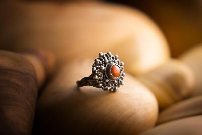 Starožitný stříbrný prsten s pravděpodobně korálem, Ag 800, 5,85 gramů