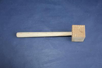 P19. dřevěná palička na maso délka 29 cm 