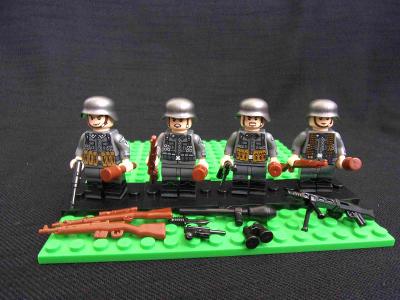 4 figurky vplně vyzbrojených vojáků Waffen SS V176