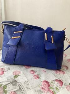 Modrá kabelka střední velikosti