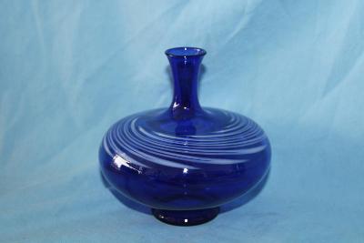 XX5. Modrá váza 13 cm s křehkého skla 