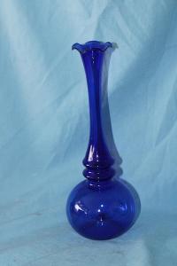 XX5. Modrá váza 23,5 cm s křehkého skla 