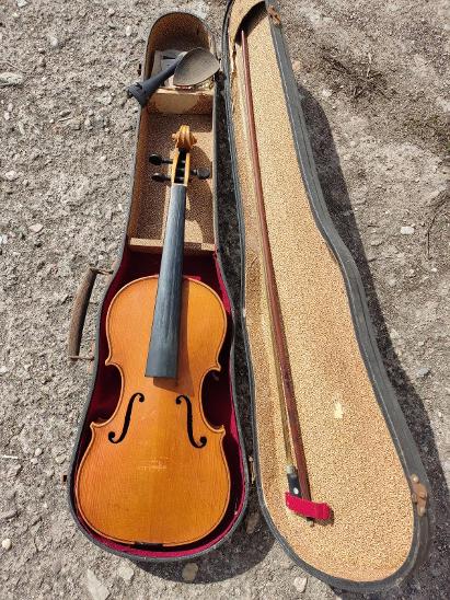 Starožitné žíhané housle s futrálem - Hudební nástroje