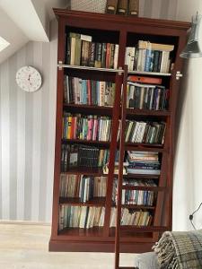 Knihovna z mahagonového dřeva
