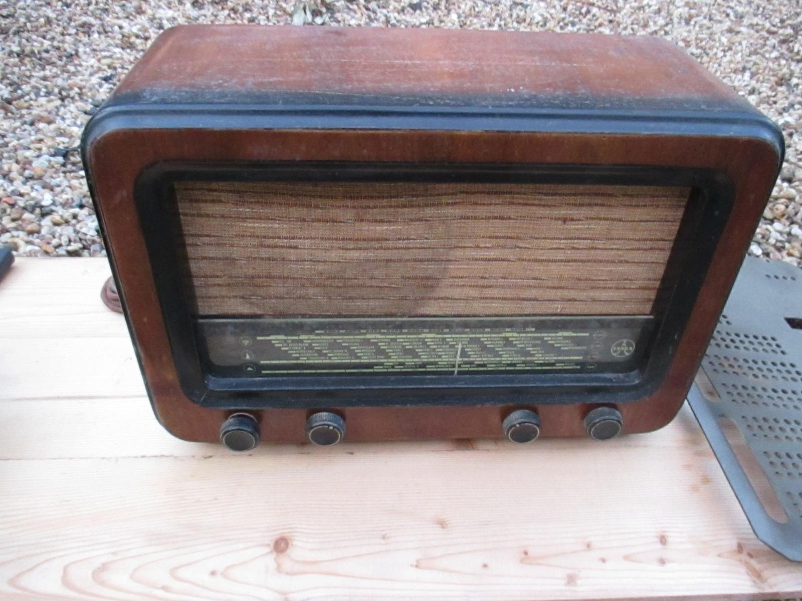 Ponúkam staré drevené rádio Tesla Romance 1948-1949. - Starožitnosti
