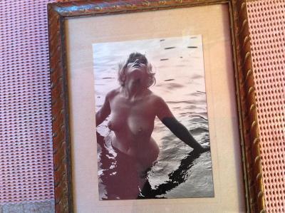 Eroticke foto v obrazku pod sklem , odlesky od skla při foceni  