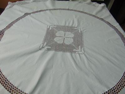 Bílý ubrus s háčkovanou krajkou  z babiččiny truhly - 245