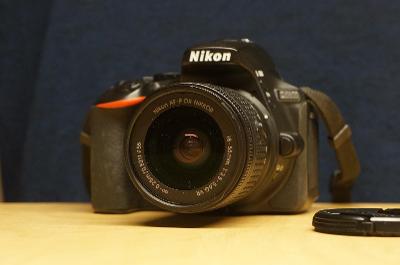 Nikon D5600 se setovým objektivem  18-55 
