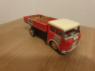 Staré hračky - nákladní auto na setrvačník