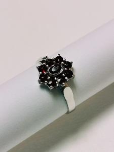 Stříbrný prsten s českými granáty, rhodiovaný