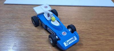 Středně modrý Tyrrell na autodráhu Ites 