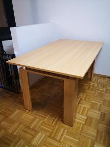 Jídelní stůl ze světlého dřeva