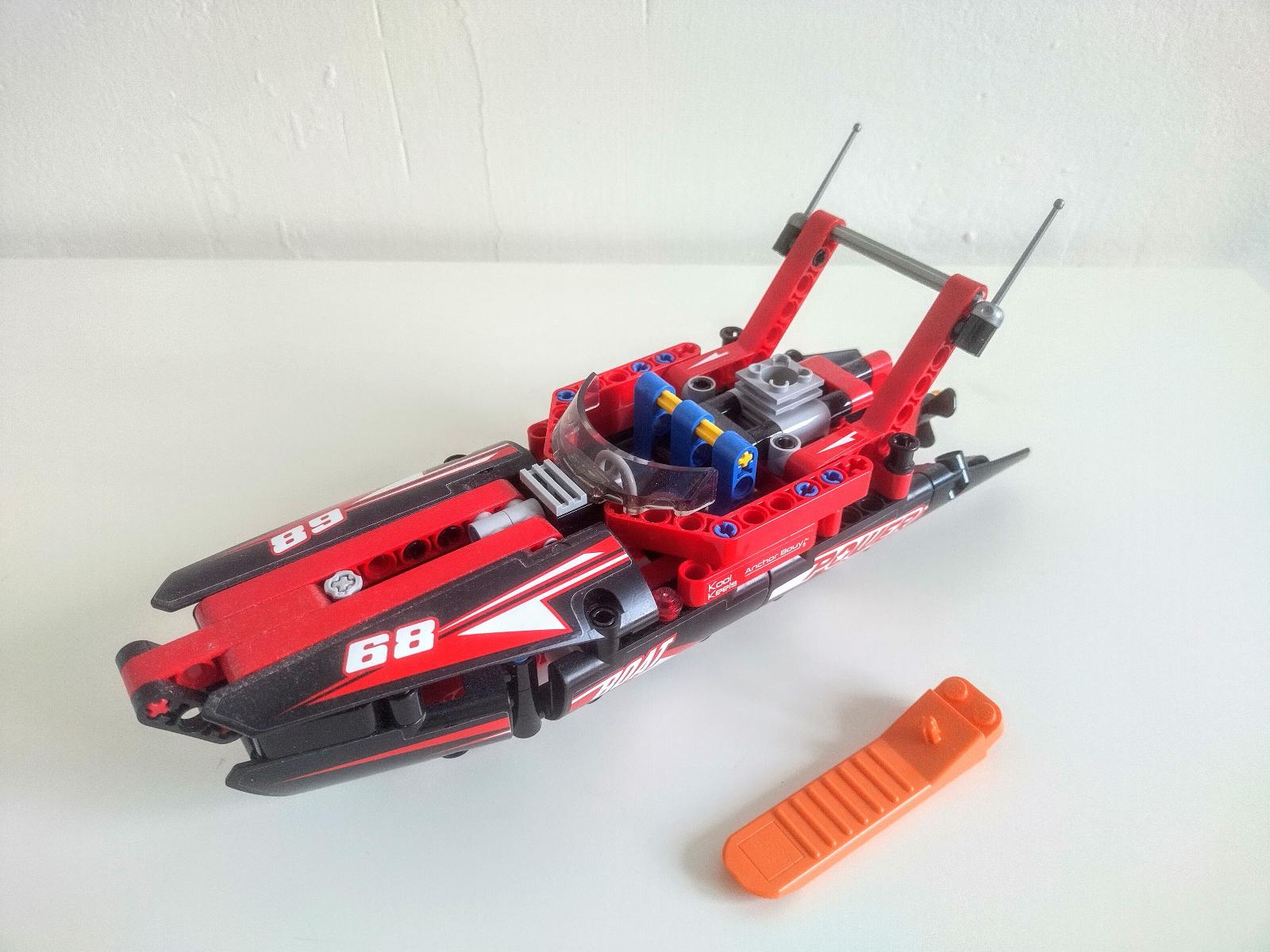 LEGO 42089 - Hračky