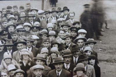 Praha 1929, lidé, shromáždění, móda, klobouky, fotografie