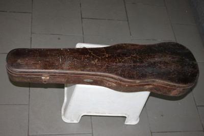 krásný starší  lehoučký kufr na celé housle z ořechového dřeva
