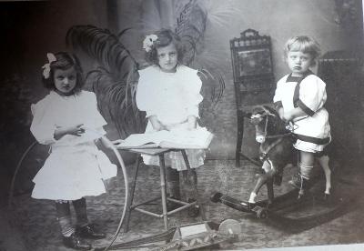 Děti s hračkami, kabinetka Ferdinand Helsner, Hranice na Moravě