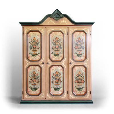 Malovaná třídveřová skříň s vyřezávanou korunní římsou.