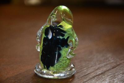 tučňák, hutní sklo, zelený s černou náprskou