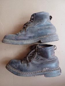 Staré kožené boty s kováním. Německé,wehrmacht, horští myslivci? nález