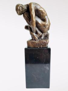 Nahý muž s hlavou opřenou o koleno - bronzová soška socha