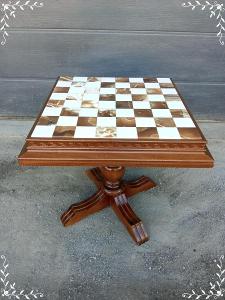 TOP super masivní zdobený stolek na šachy s mramorovou deskou 