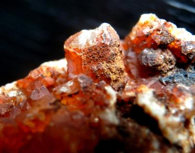 Drůza krystalů křemene s limonitem - menší přírodní vzorky - Těškov