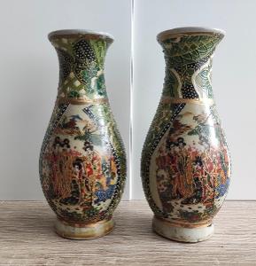 Dvě staré stolní vázy.