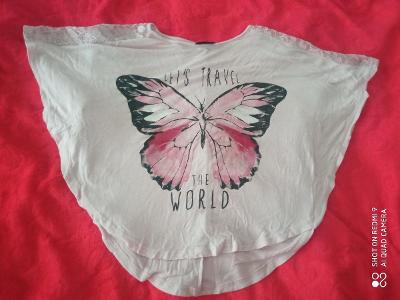 světle růžové triko s motýlkem