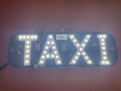 LED banner s nápisom TAXI a Uber, svieti bielo