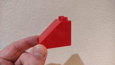 Lego Duplo 3x2 na jedné straně a 2x1 na druhé - zkosená červená
