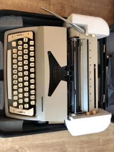 Mechanicky psací stroj funkční, byl v pokoji pořád 