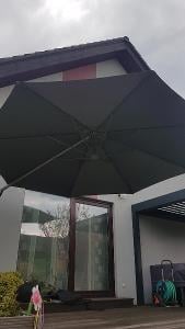 Slunečník šedý s pevnou hliníkovou konstrukcí a průměrem střechy 3,5 m