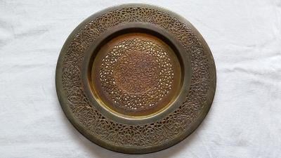 ozdobný kovový talíř 